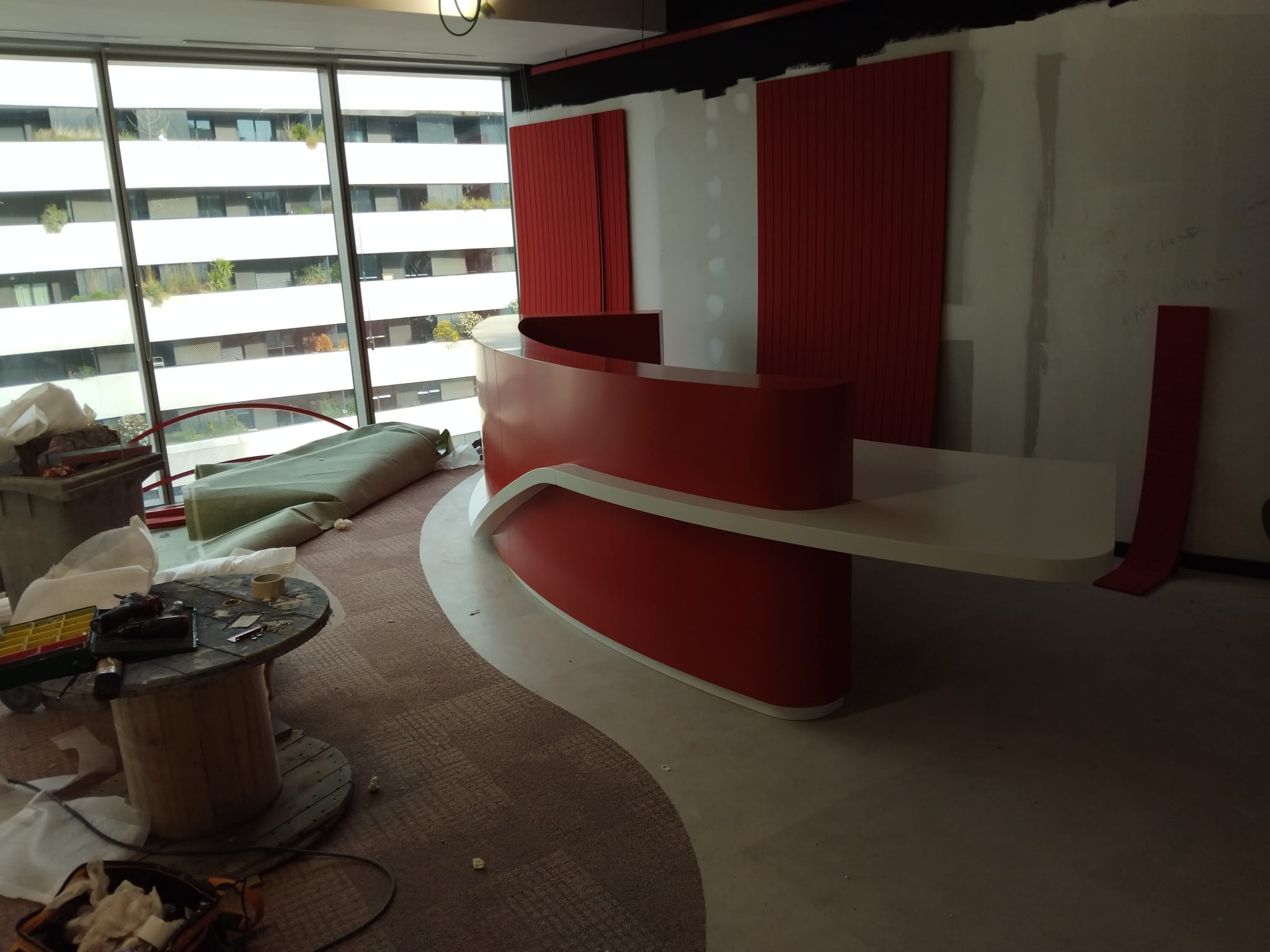 Stand rojo en construcción
